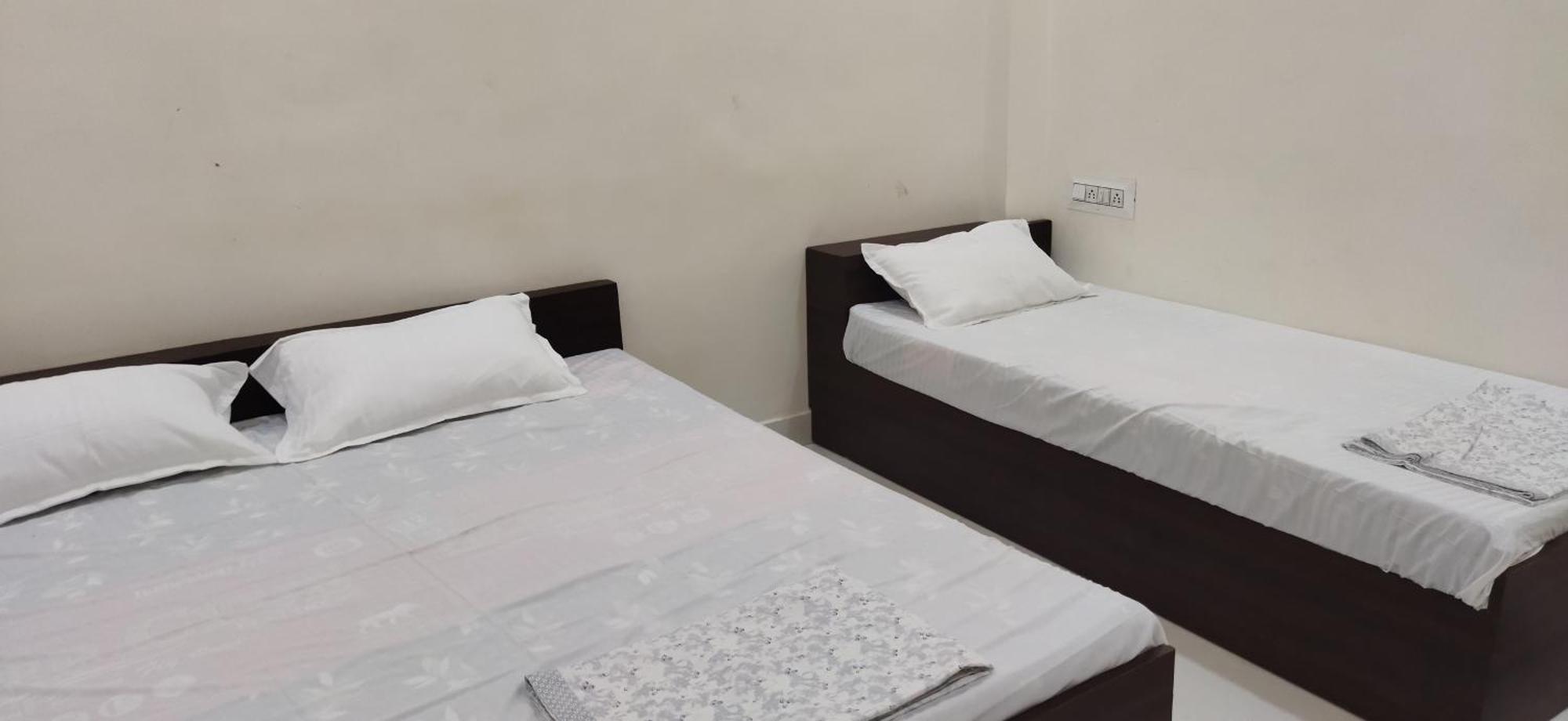 Shree Gajlaxmi Hotel Walking Distance From Mahakaleswar Удджайн Экстерьер фото