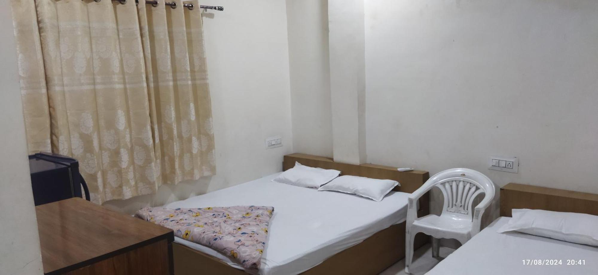 Shree Gajlaxmi Hotel Walking Distance From Mahakaleswar Удджайн Экстерьер фото